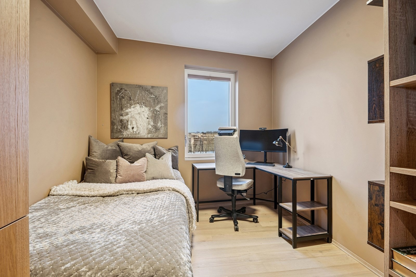 Det andre soverommet er også av god størrelse, egnet som barnerom, gjesterom eller kontor. Galleribilde