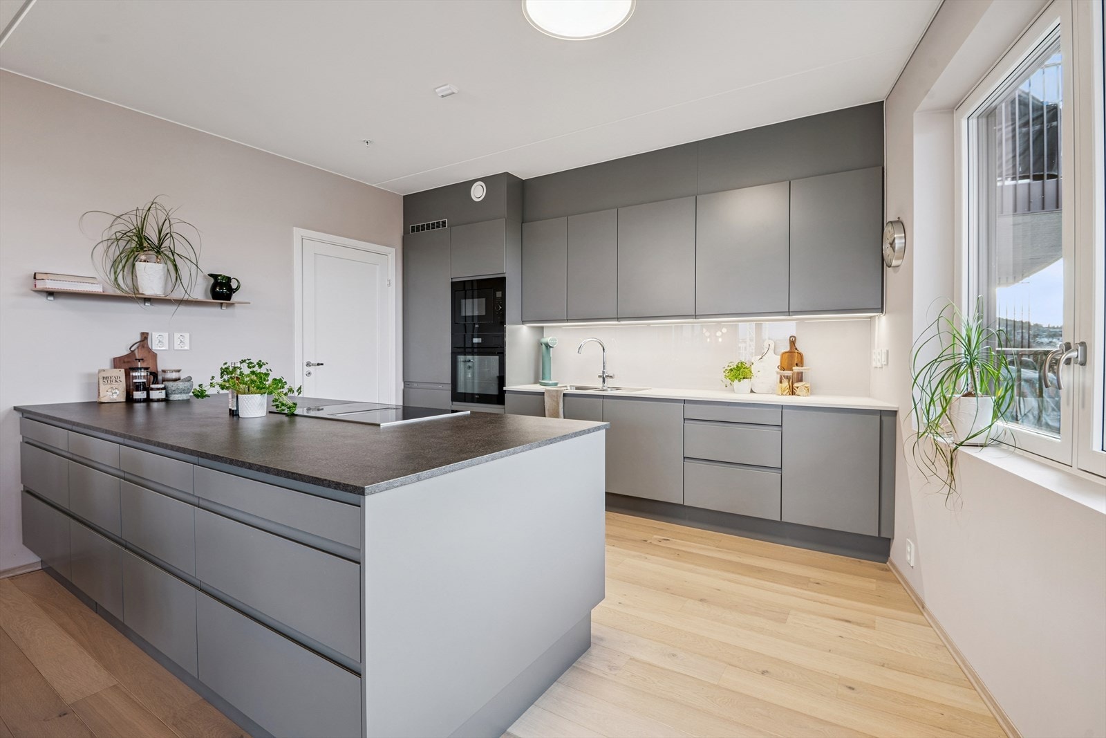 Stilrent og funksjonelt HTH- kjøkken. Galleribilde