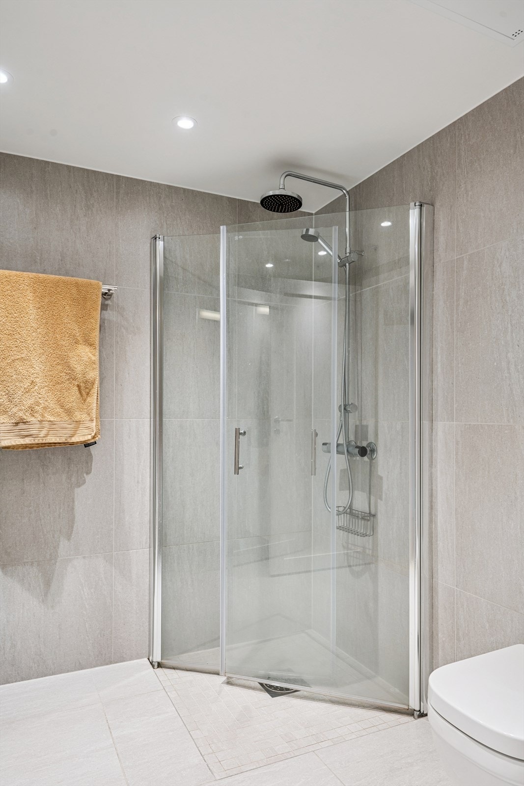 Begge badene har vannbåren gulvvarme som sikrer en behagelig temperatur. Galleribilde