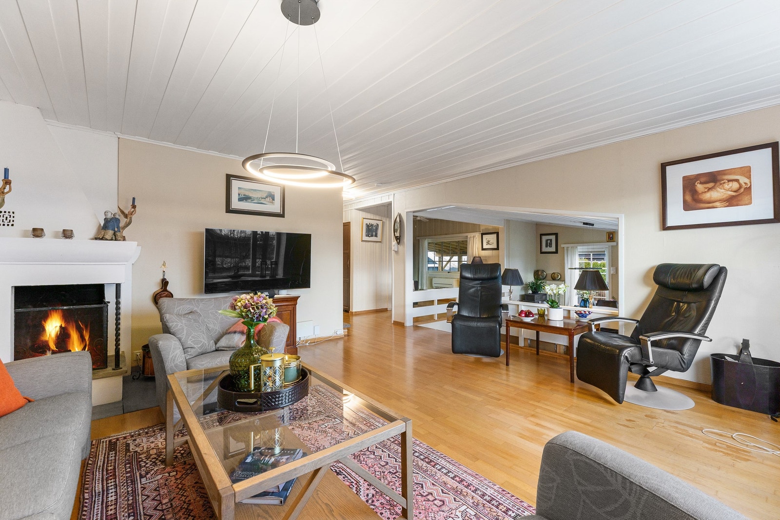 Utsyn fra stuen mot spisestuen og TV-stuen. Galleribilde