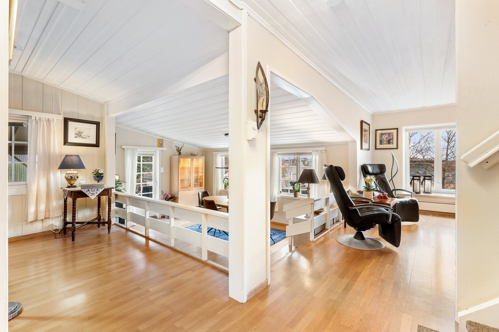 En åpen og lys sone som binder sammen flere av boligens rom. Galleribilde