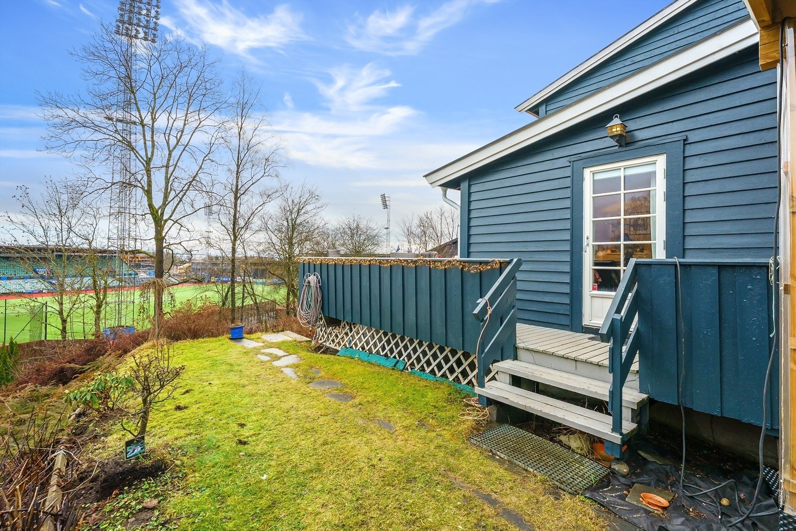 Fra terrassen er det trapp ned til den store hagen. Galleribilde