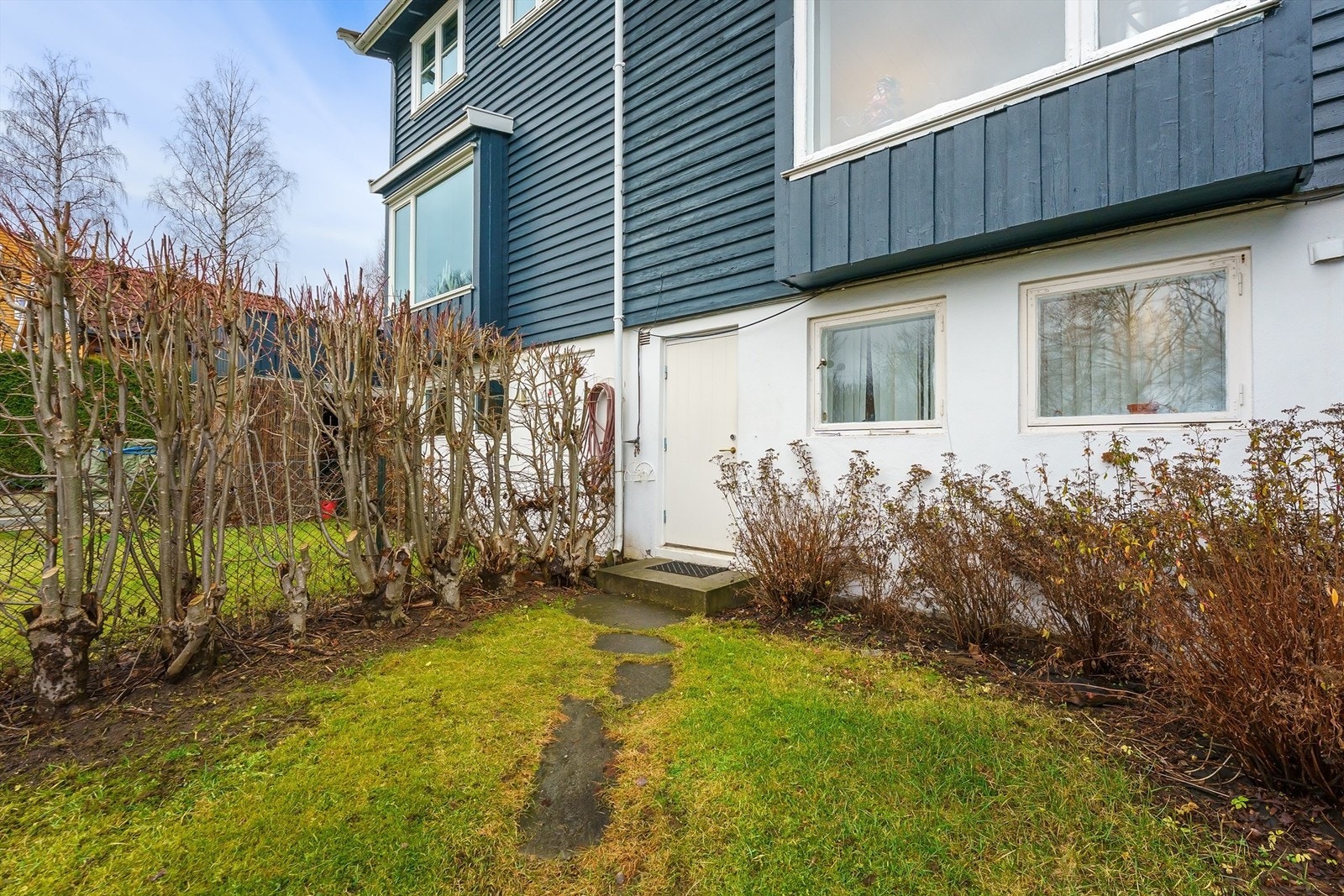 Egen inngang til underetasjen fra hagesiden. Galleribilde