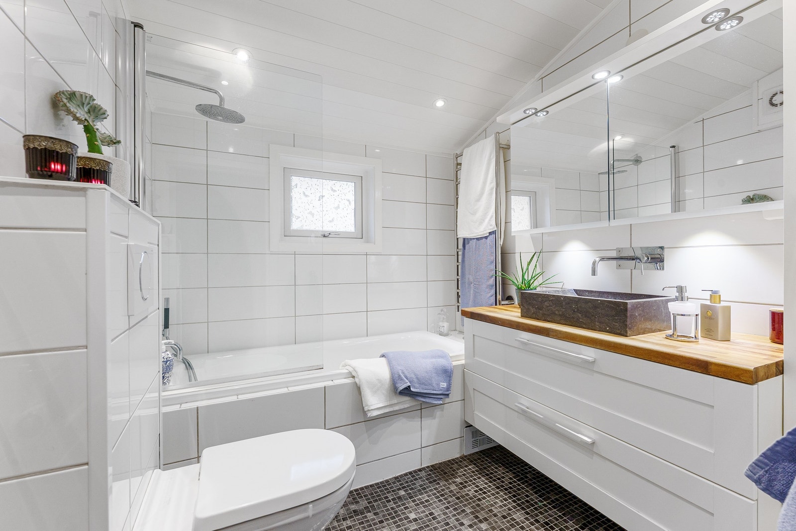 Helflist bad i 2. etasje med badekar og dusjløsning. Galleribilde