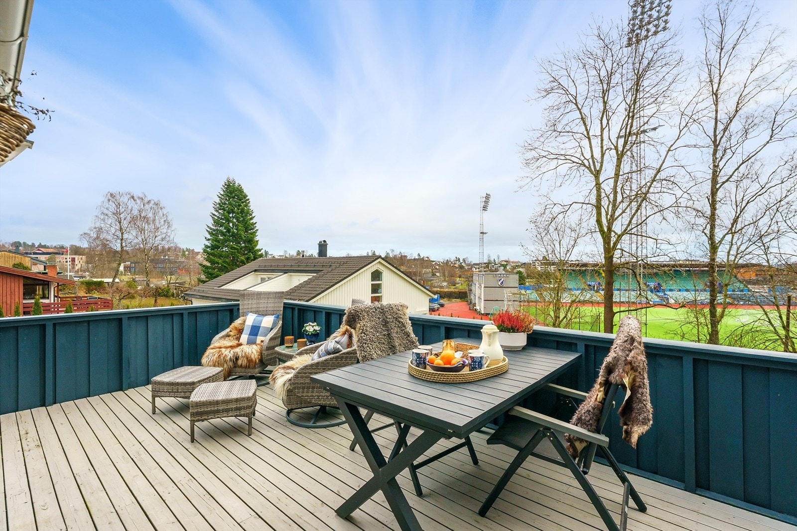 Her er det god plass til både sittegruppe og spisebord. Galleribilde