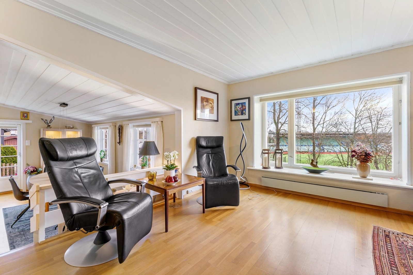 Det brede vinduet i stuen gir utsyn over nærområdet. Galleribilde