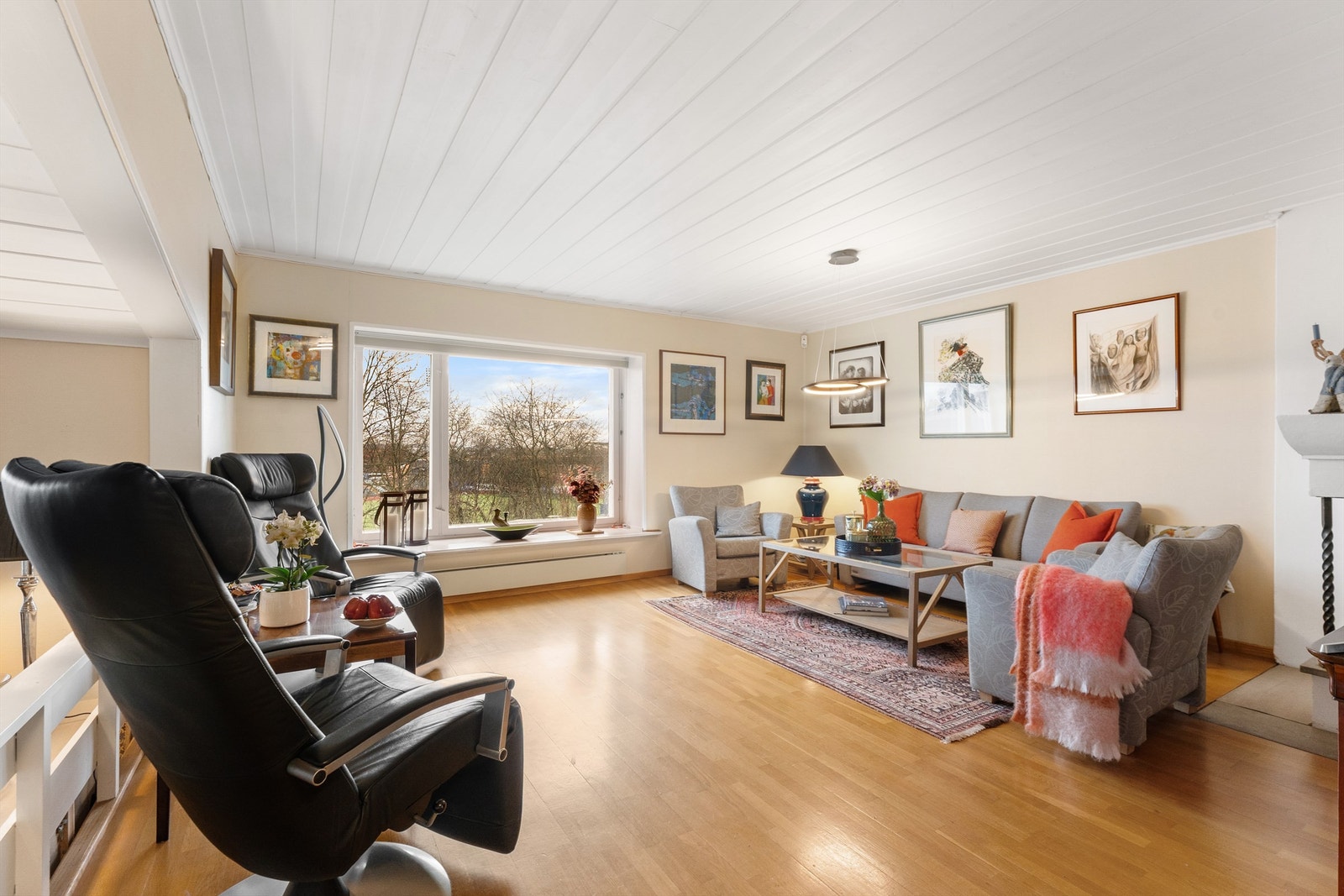 Stuen er romslig og har store vindusflater som slipper inn rikelig med dagslys. Galleribilde