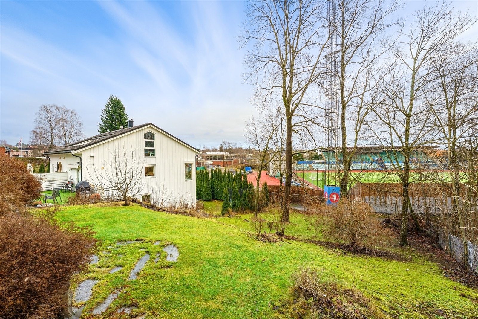 Hagen byr på store plenarealer for lek og aktivitet. Galleribilde