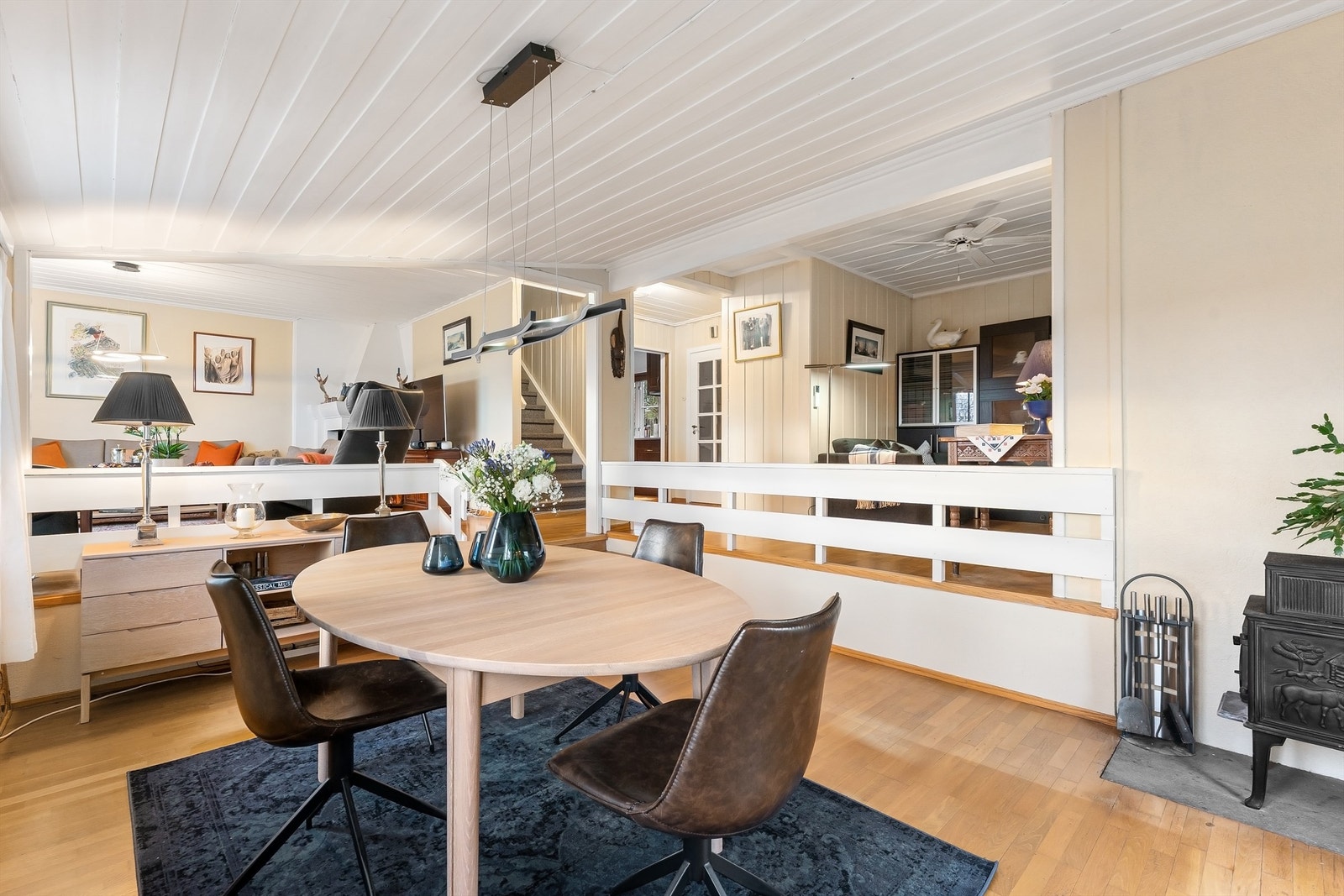 Den åpne løsningen skaper en god flyt mellom spisestuen og resten av oppholdsrommene. Galleribilde