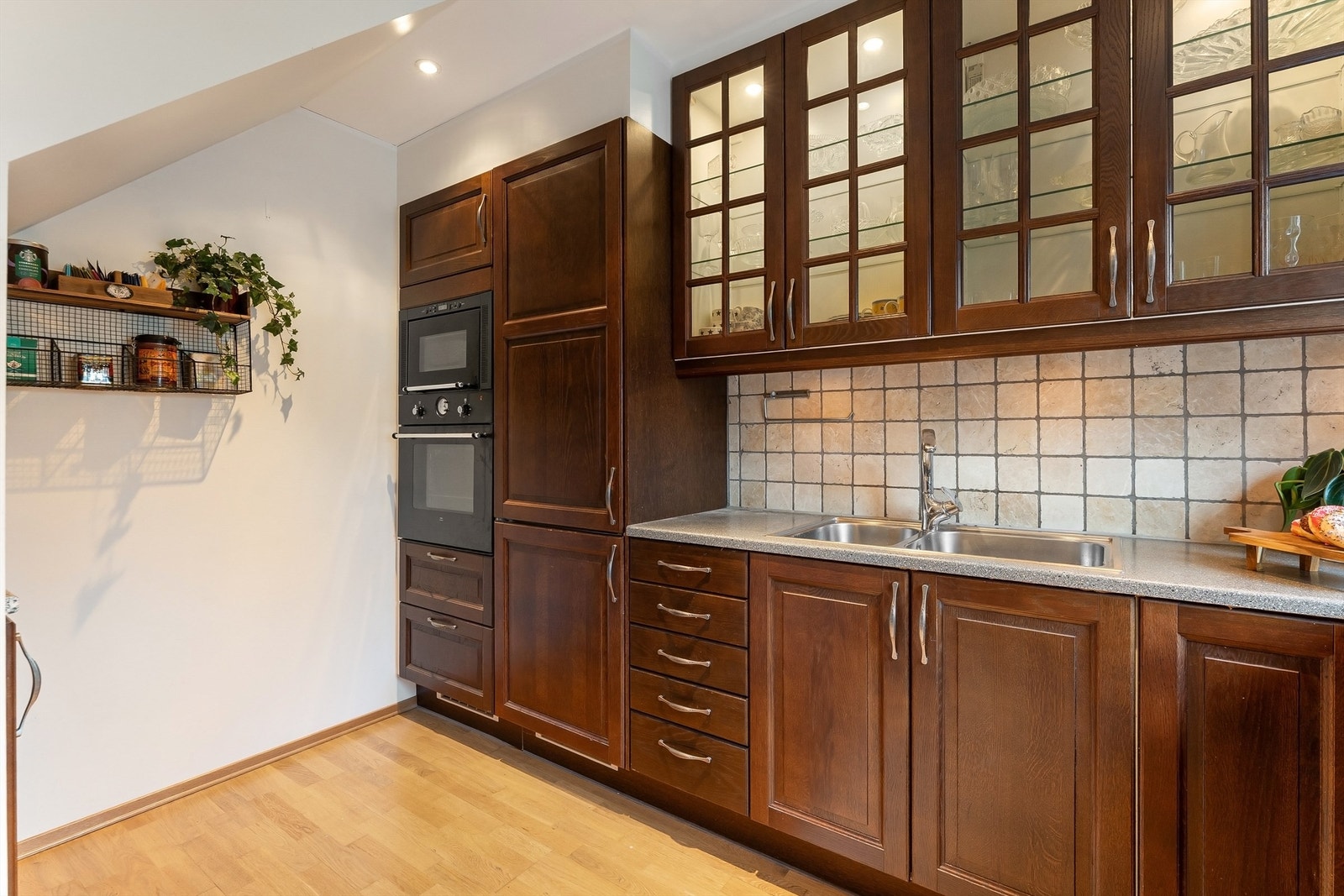 Kjøkkenet er utstyrt med integrert stekeovn og mikrobølgeovn i god arbeidshøyde. Galleribilde