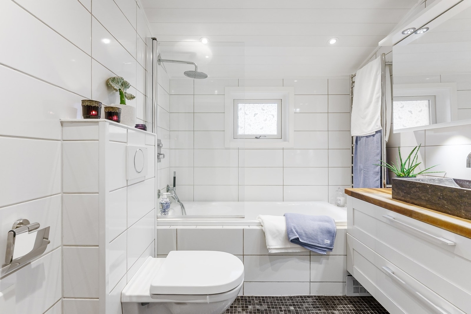 Innredning med god oppbevaringsplass og en solid servant i stein. Galleribilde