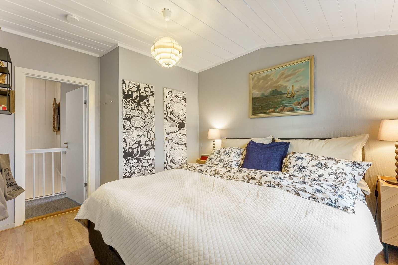 Rommet har laminatgulv og malte flater. Galleribilde