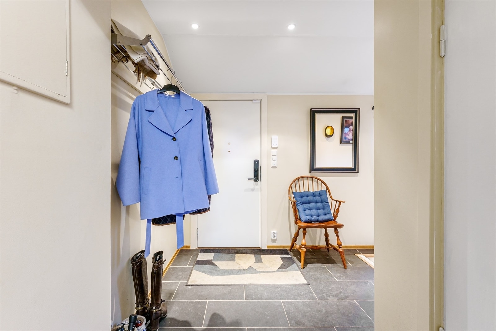 Velkommen inn i en romslig entré med flislagt gulv og plass til yttertøy. Galleribilde