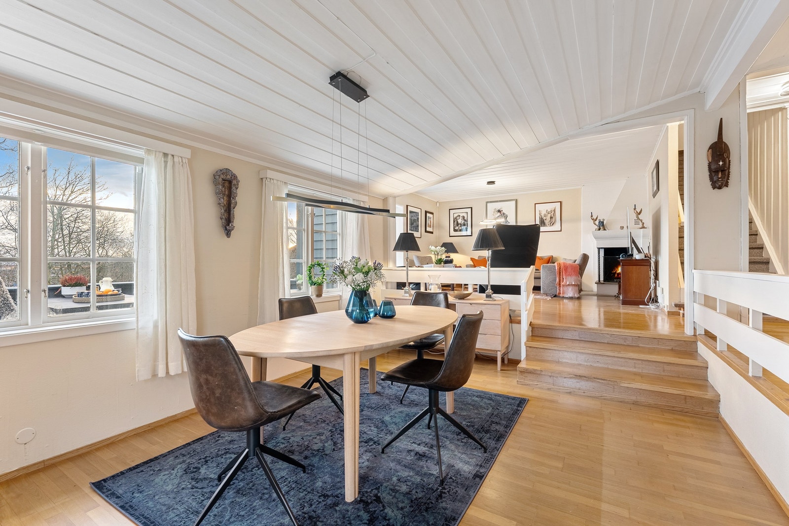 Nivåforskjellen gir en naturlig inndeling mellom spisestue og stue. Galleribilde