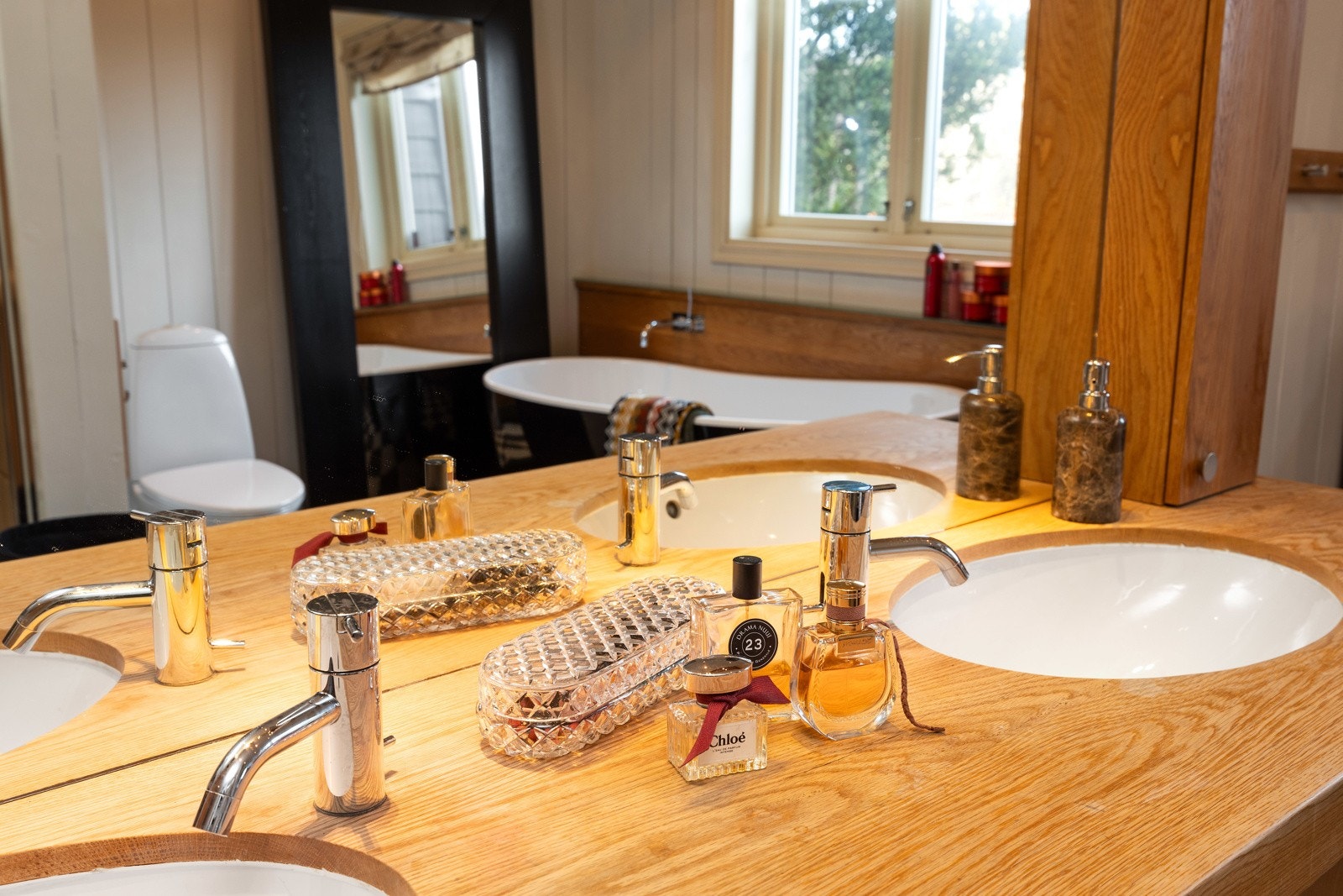 Baderom med badstue i tilknytning til hovedsoverommet i 1. etasje Galleribilde