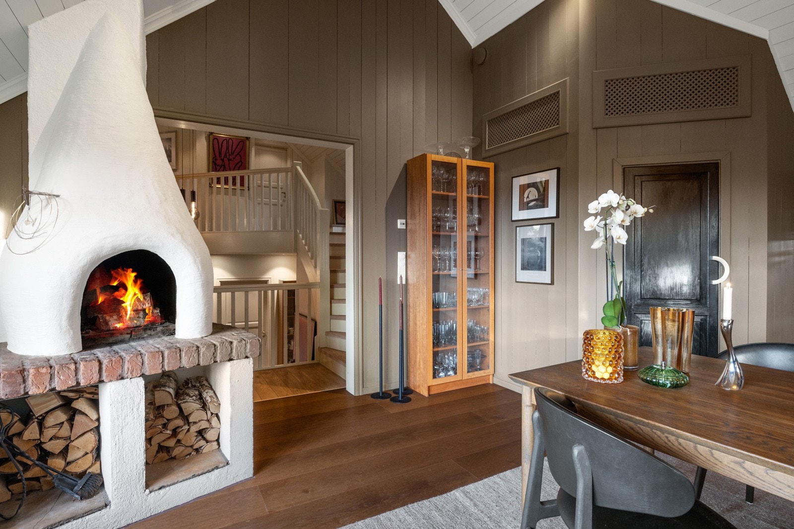 I kjøkkenet er det både peis og plass til en sofa ved peisen, god plass til et stort spisebord samt rikelig med skap- og benkeplass. Galleribilde