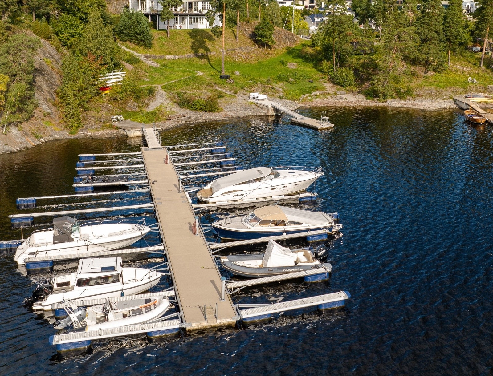 Fra boligen er det kun 4-5 minutters gange til sjøen med privat strandparsell like utenfor Halsbukta hvor eiendommen eier 1/23 andel. Her er det fine bademuligheter med egen badebrygge og bryggeanlegg med båtplasser. Galleribilde