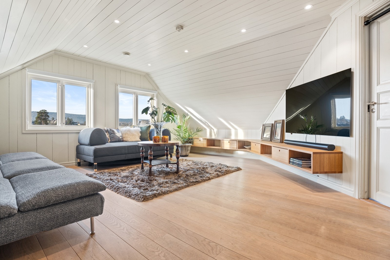 Loftstue i 2. etasje med plassbygget tv-møbel Galleribilde