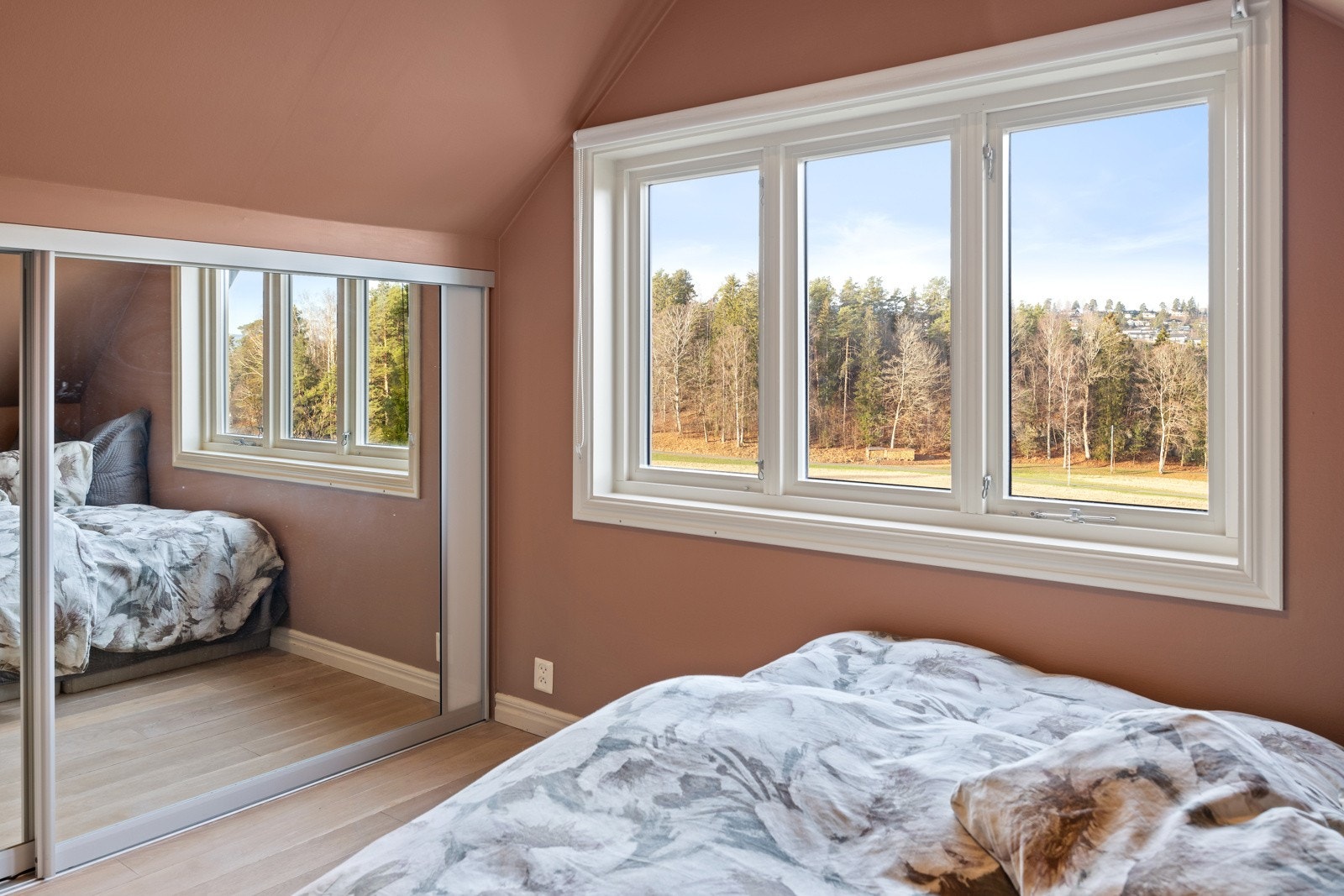 Soverom 2 av 2 i 2. etasje Galleribilde