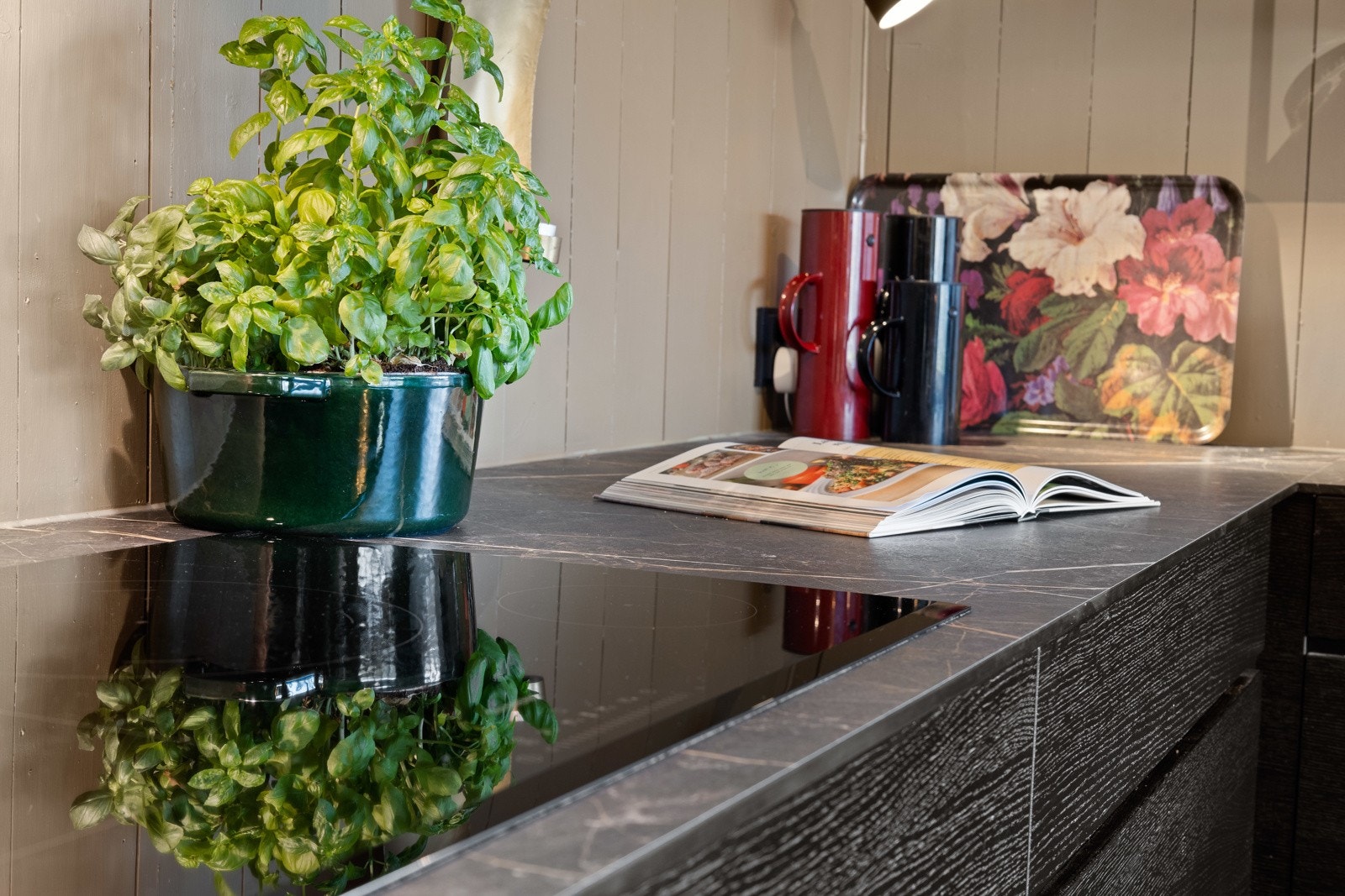 Ny (2022) kjøkkeninnredning med integrert platetopp Galleribilde