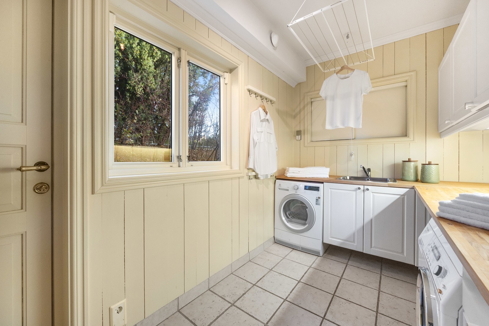 Vaskerom i 1. etasje med utgang til terreng på baksiden av huset Galleribilde