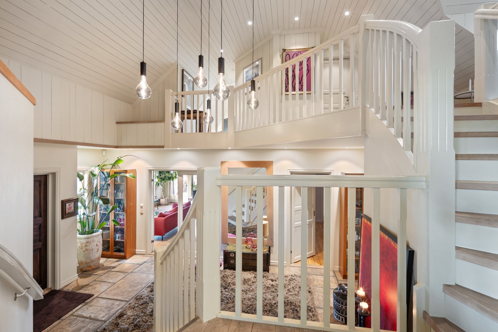 Hall med trapperom og åpen løsning opp til loftsetasjen Galleribilde