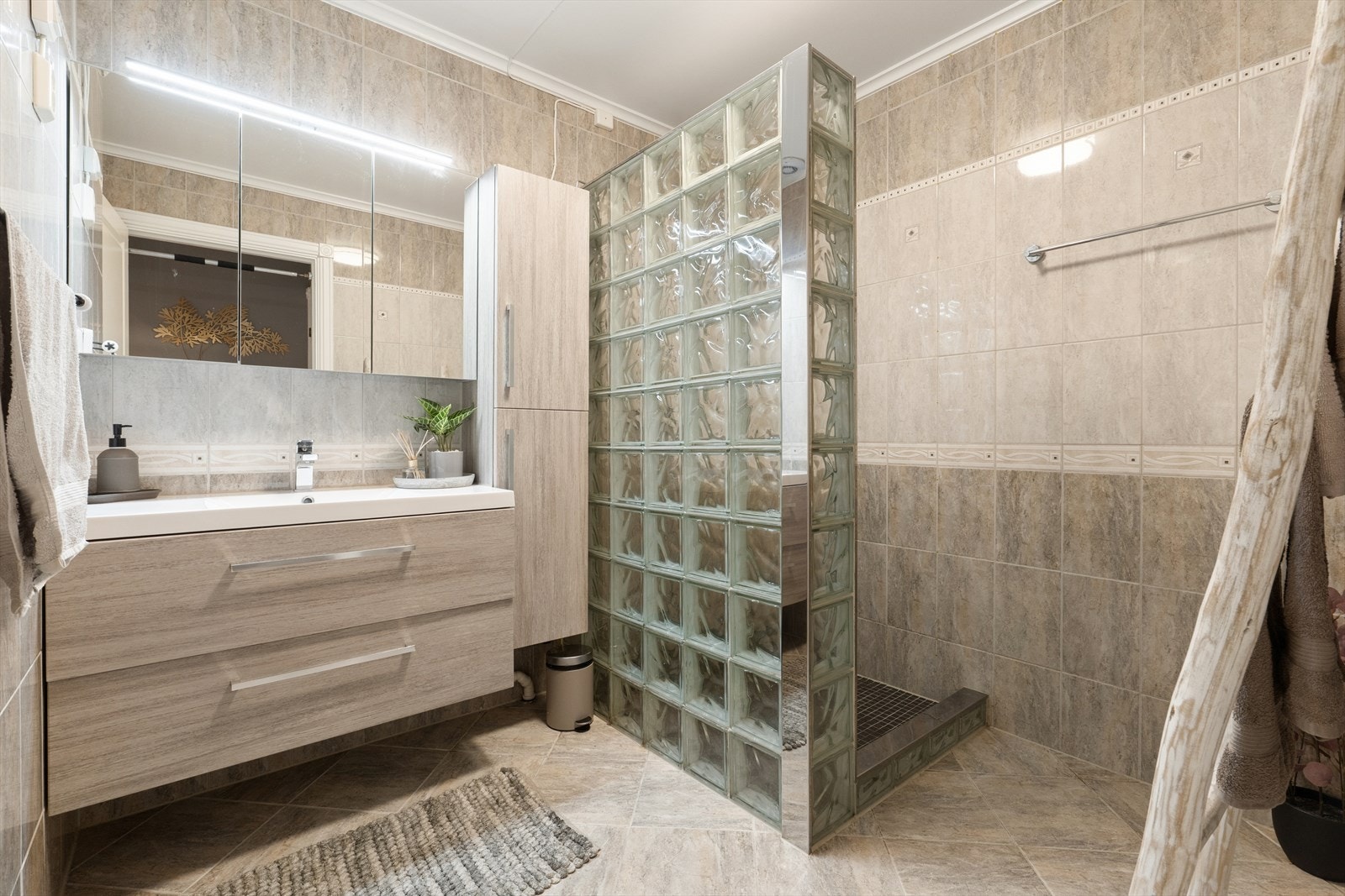 Badet i underetasjen er flislagt og har varmekabler i gulvet for ekstra komfort. Galleribilde