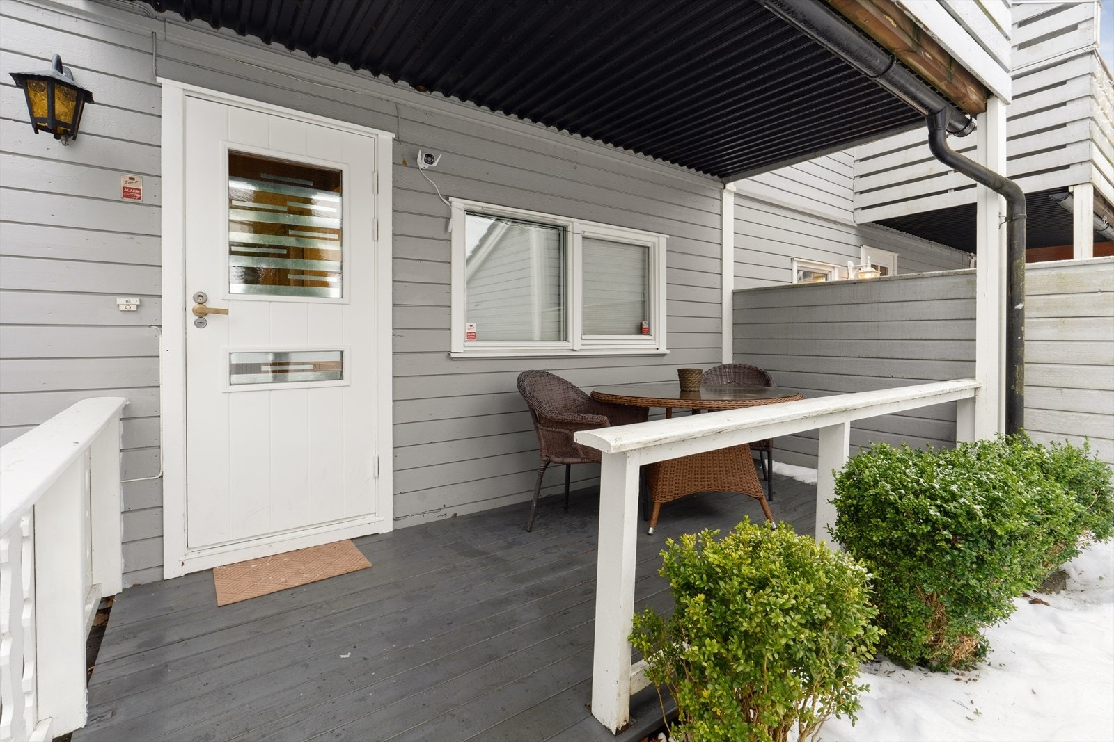 Ved inngangen er det en vestvendt platting på 8 m², perfekt for ettermiddagssolen. Galleribilde