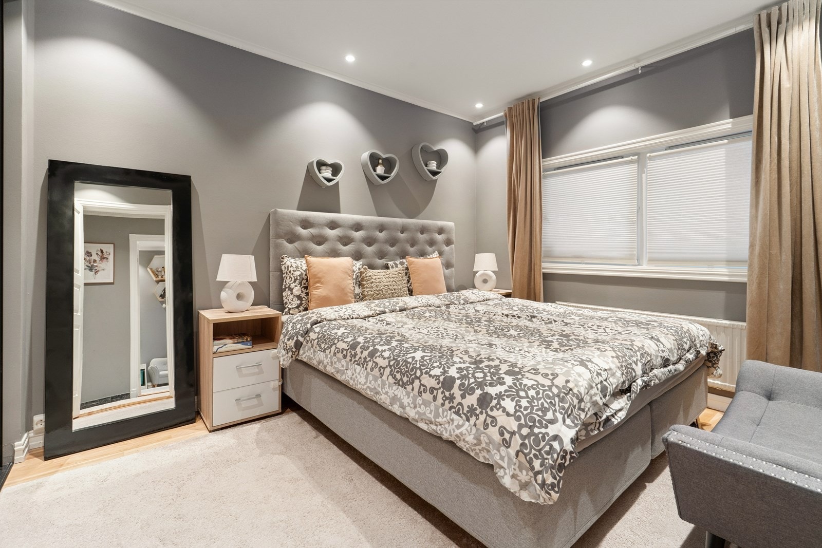 Hovedsoverommet i underetasjen er romslig og har god plass til dobbeltseng og møblement. Galleribilde