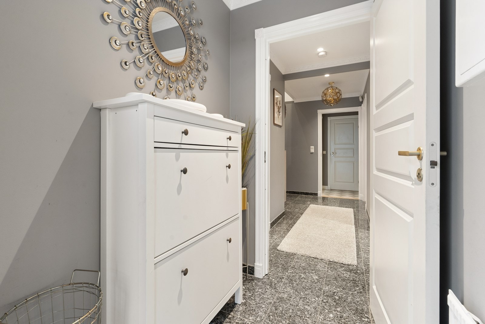 Fra gangen i underetasjen er det adkomst til to soverom, bad og et separat toalettrom. Galleribilde