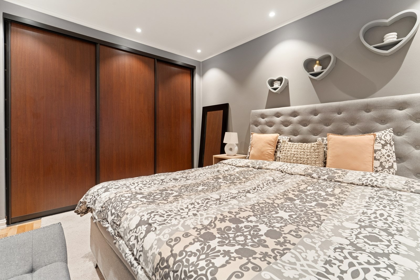 En stor skyvedørsgarderobe gir rikelig med oppbevaringsplass. Galleribilde