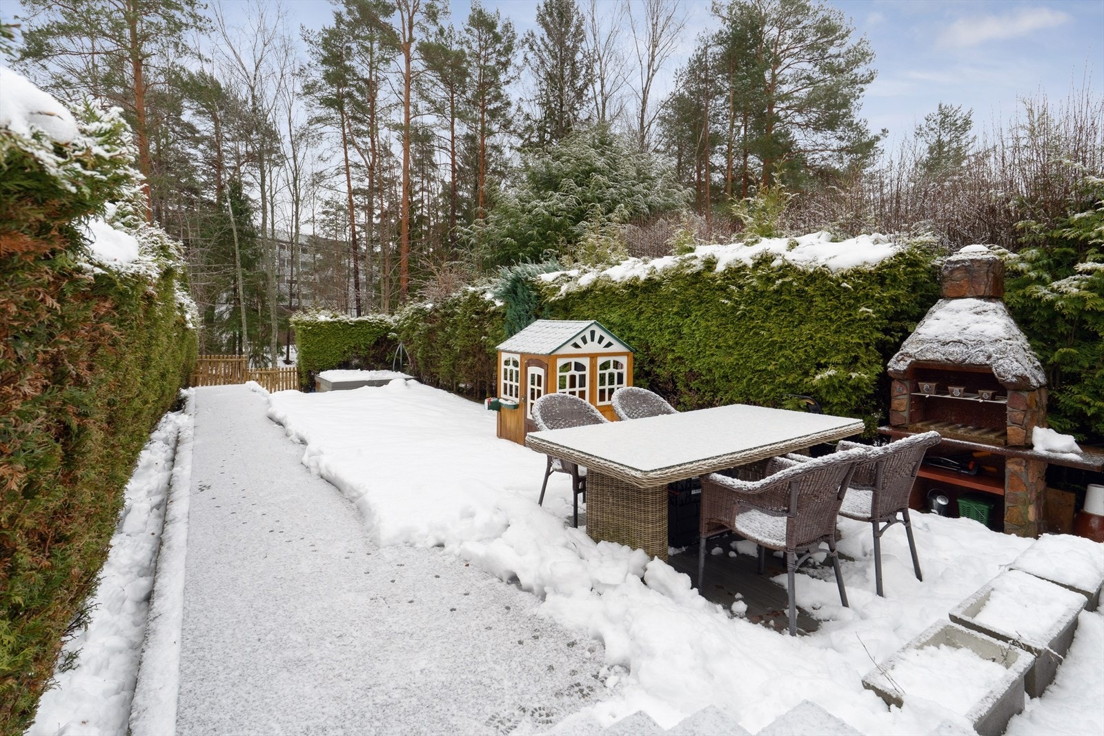Hagen og terrassesiden har svært gode solforhold gjennom store deler av dagen. Galleribilde