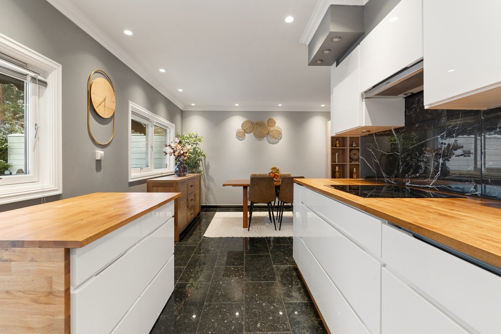 En solid benkeplate i heltre og en praktisk kjøkkenøy komplementerer innredningen. Galleribilde