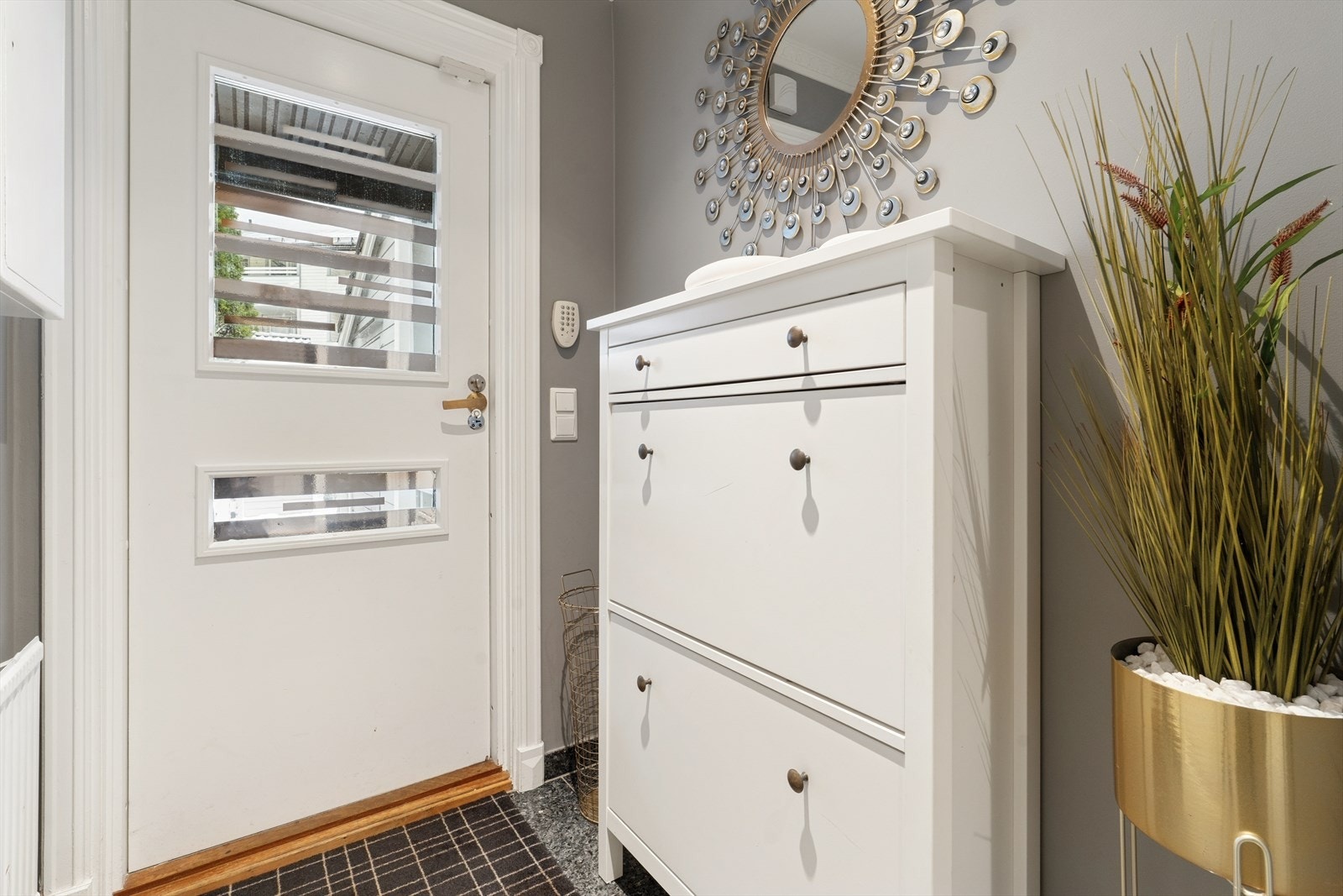 Den isolerte inngangsdøren med glassfelt slipper inn lys og gir et godt førsteinntrykk. Galleribilde