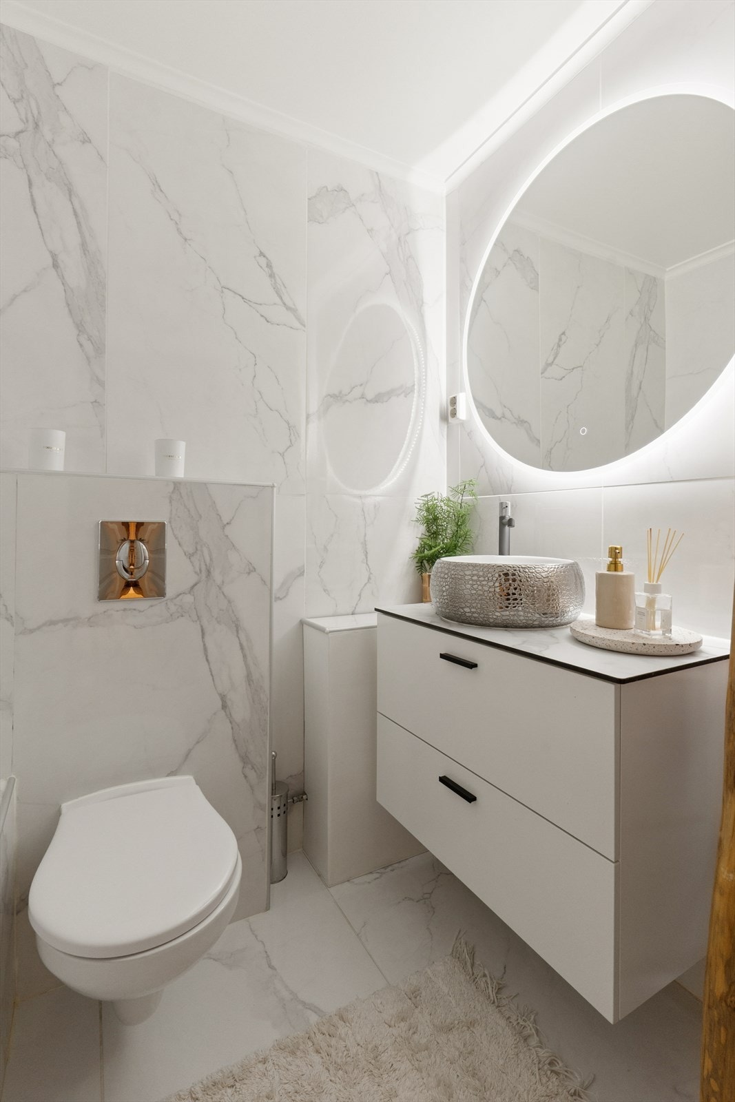 Separat toalettrom som ble pusset opp i 2023, med vegghengt toalett og servantseksjon. Galleribilde