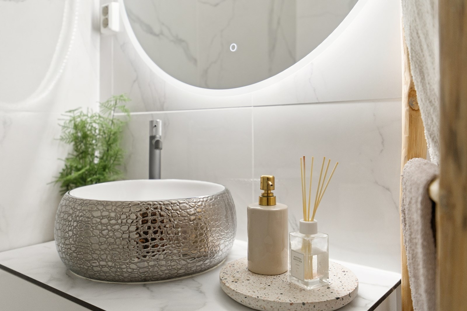 Moderne detaljer som speil med integrert belysning og en stilren servant. Galleribilde