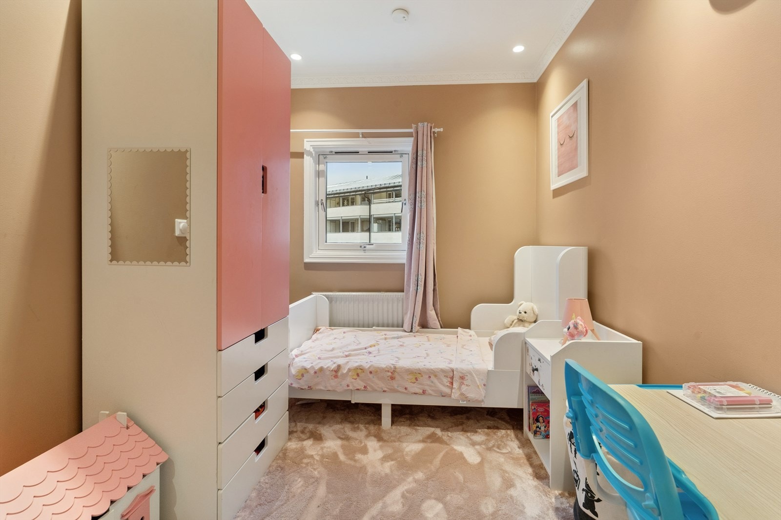 Boligens tredje soverom ligger praktisk til i første etasje. Galleribilde