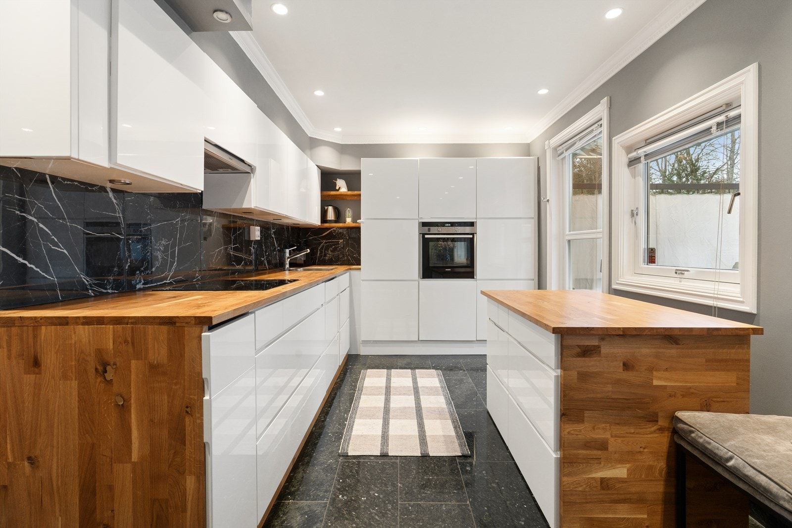 Kjøkkenet er nytt fra 2024 og har en moderne innredning med glatte fronter. Galleribilde