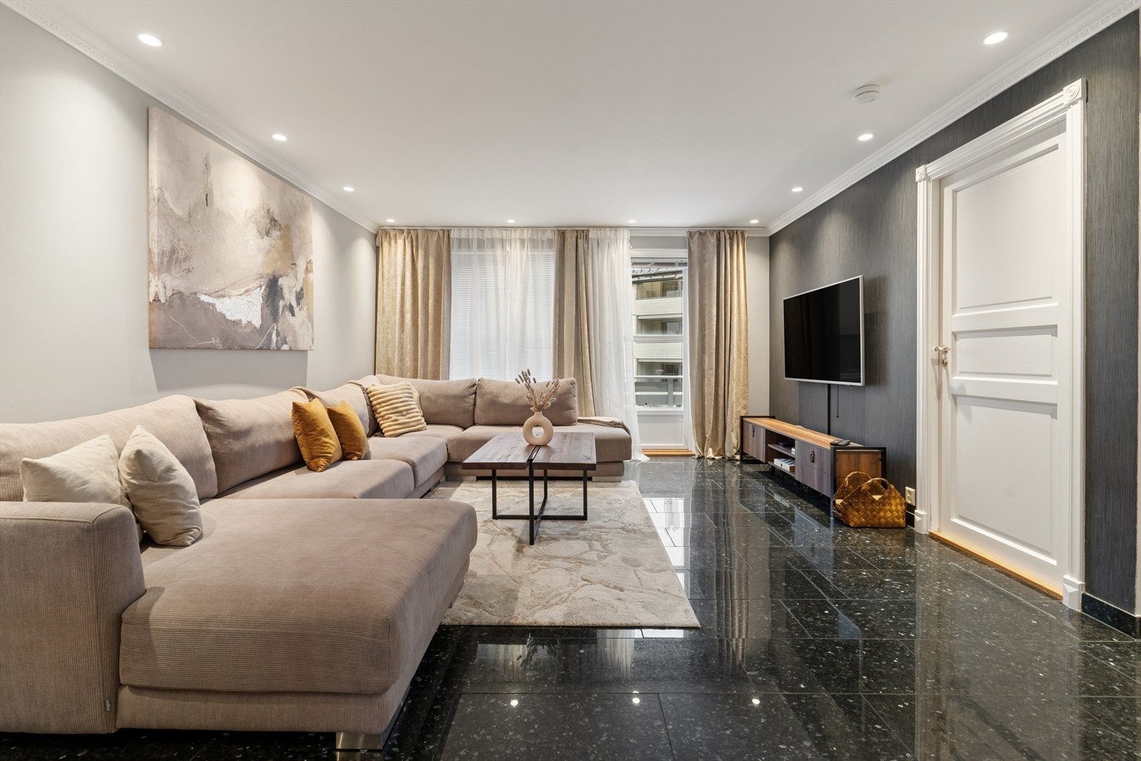 Fra stuen er det utgang til en vestvendt balkong på 7 m². Galleribilde