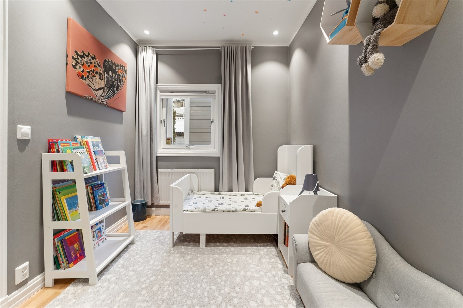 Det andre soverommet i etasjen passer utmerket som barnerom eller kontor. Galleribilde