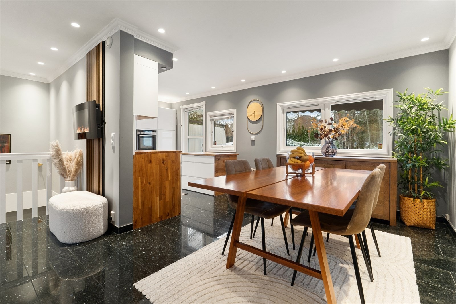 Spisestuen binder stuen og kjøkkenet sammen i en åpen og sosial løsning. Galleribilde