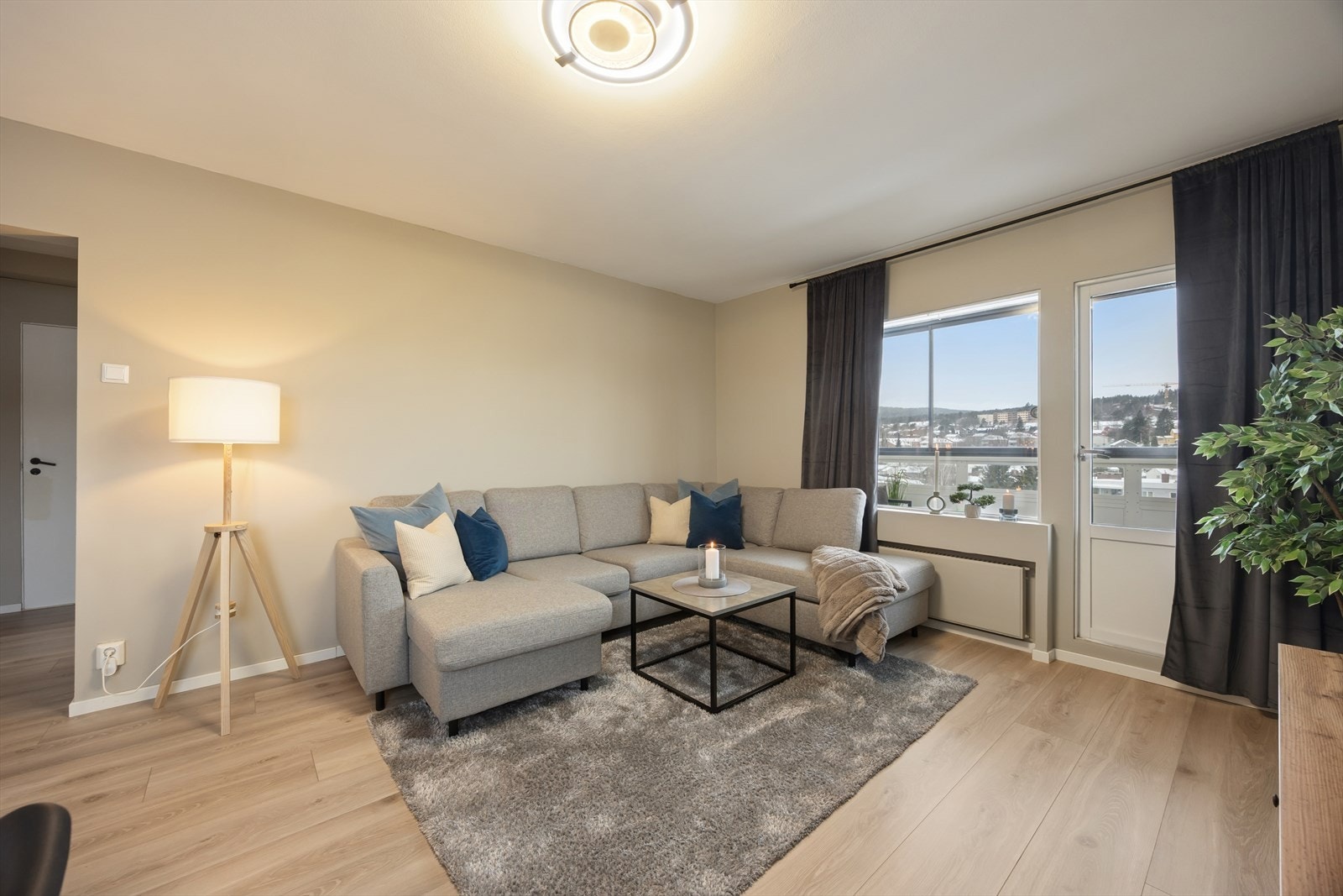 Lys og innbydende stue med gode møbleringsmuligheter. Den åpne planløsningen og den direkte adkomsten til den innglassede balkongen gir en sømløs overgang mellom inne- og uteplass. Galleribilde