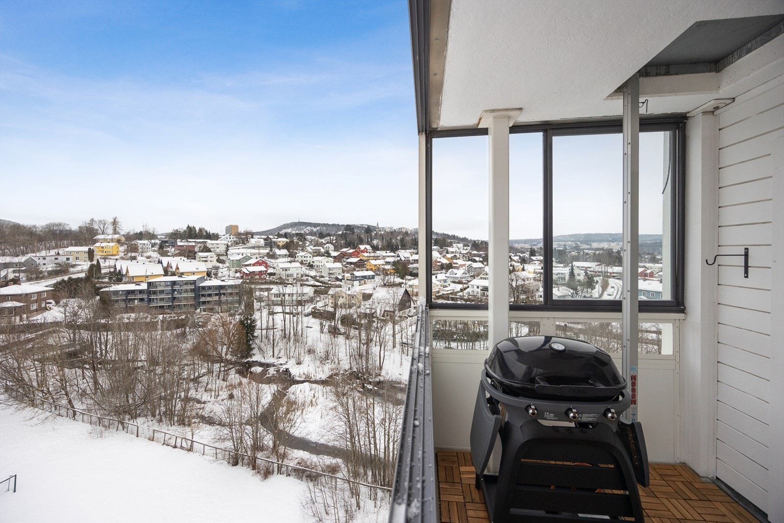 Det er tillatt med både gass- og elektrisk grill på balkongen, slik at du kan nyte gode måltider sammen med den flotte utsikten. Galleribilde