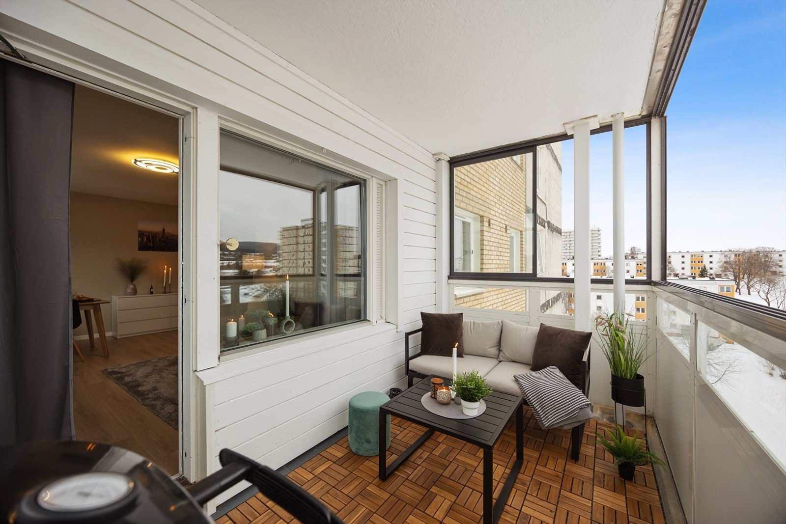 Her kan du nyte morgenkaffen uansett vær, og det er god plass til en hyggelig sittegruppe. Det ble lagt terrasseheller i 2024. Galleribilde