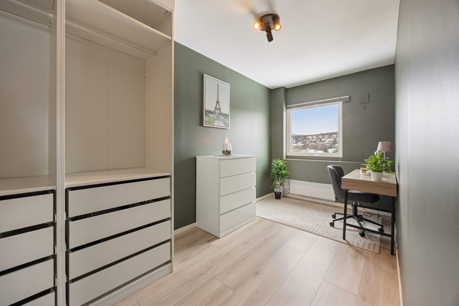 Soverom II er i dag innredet som kontor med god skapplass. Galleribilde