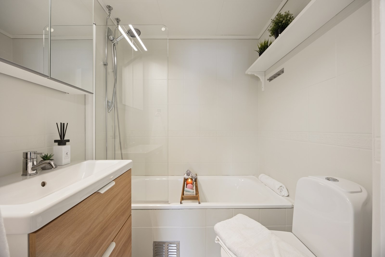 Lyst og flislagt bad tatt i regi av borettslaget ca. 2010, med elektriske varmekabler. Galleribilde