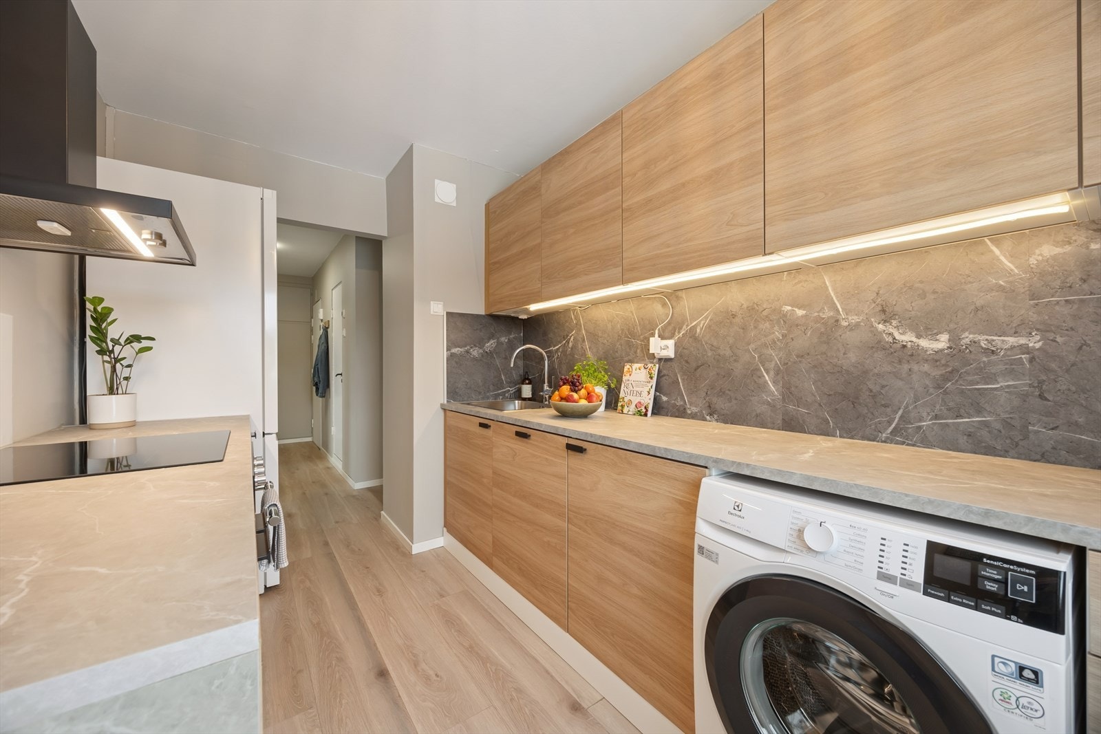 Kjøkkenet byr på komfyr, induksjonstopp, komfyrvakt, oppvaskmaskin, vaskemaskin og kjøkkenventilator med kullfilter. Det ble i 2024 lagt inn ekstra kurser for komfyr og oppvaskmaskin. Galleribilde