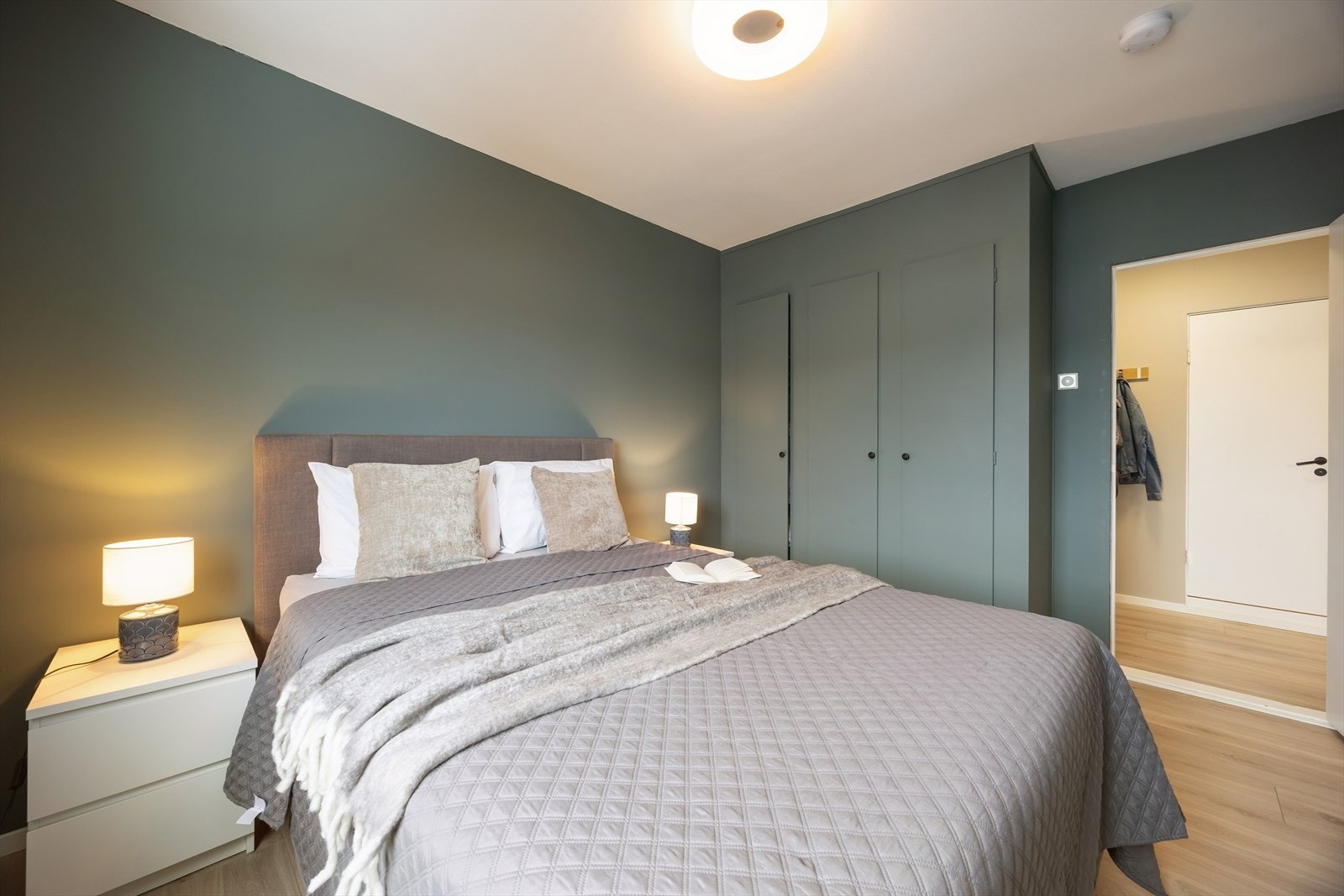 Det er god oppbevaringsplass i praktisk plassbygd garderobeløsning. Galleribilde