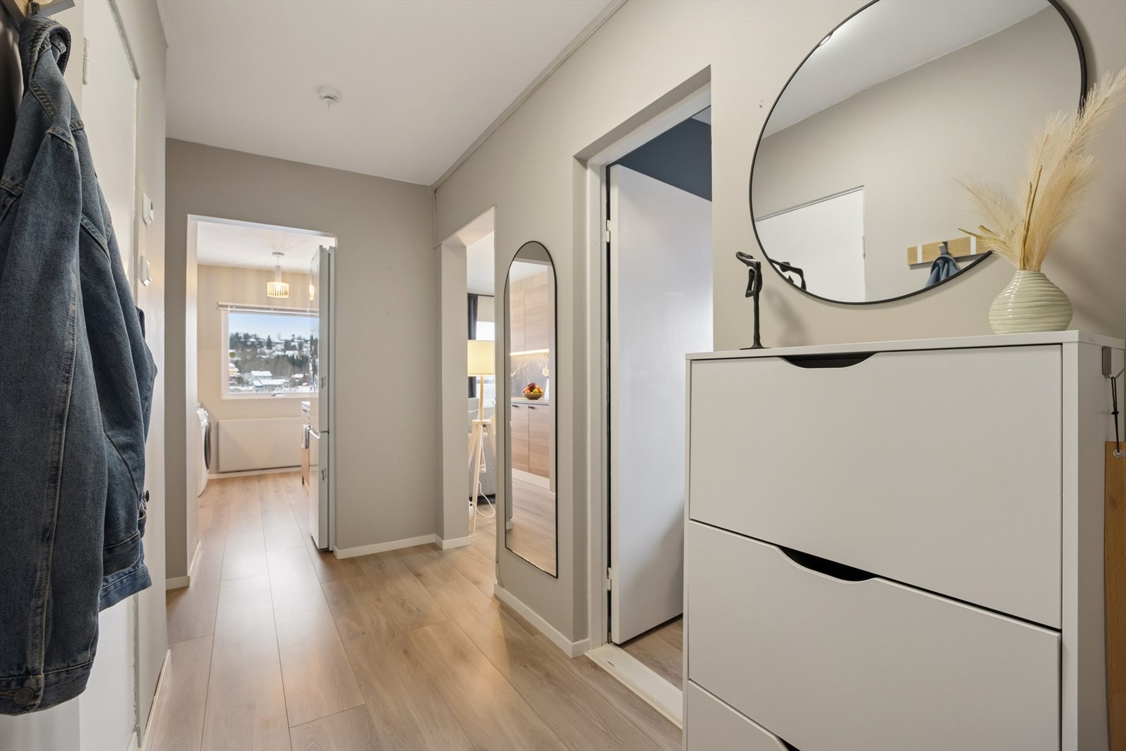 Entréen gir et svært godt førsteinntrykk med sine lyse, tidsriktige farger. Den åpne og praktiske utformingen leder deg naturlig videre inn i boligens sosiale soner. Galleribilde