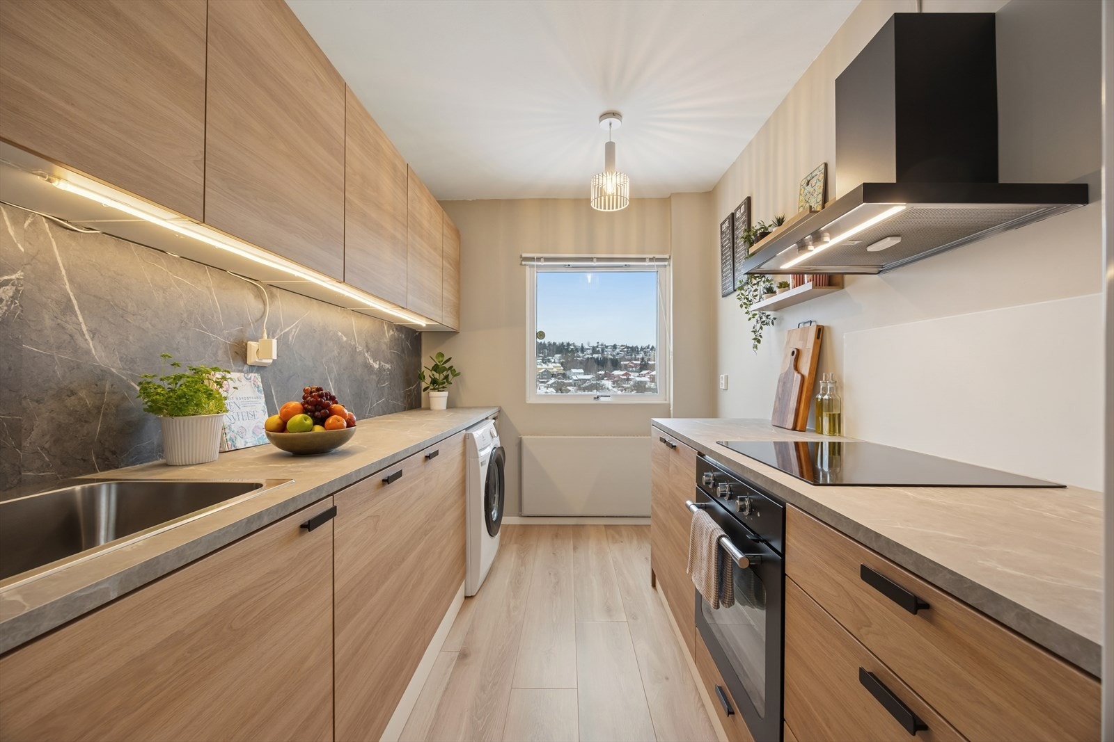 Stilrent IKEA-kjøkken fra 2024 med glatte fronter og laminat benkeplate. Galleribilde